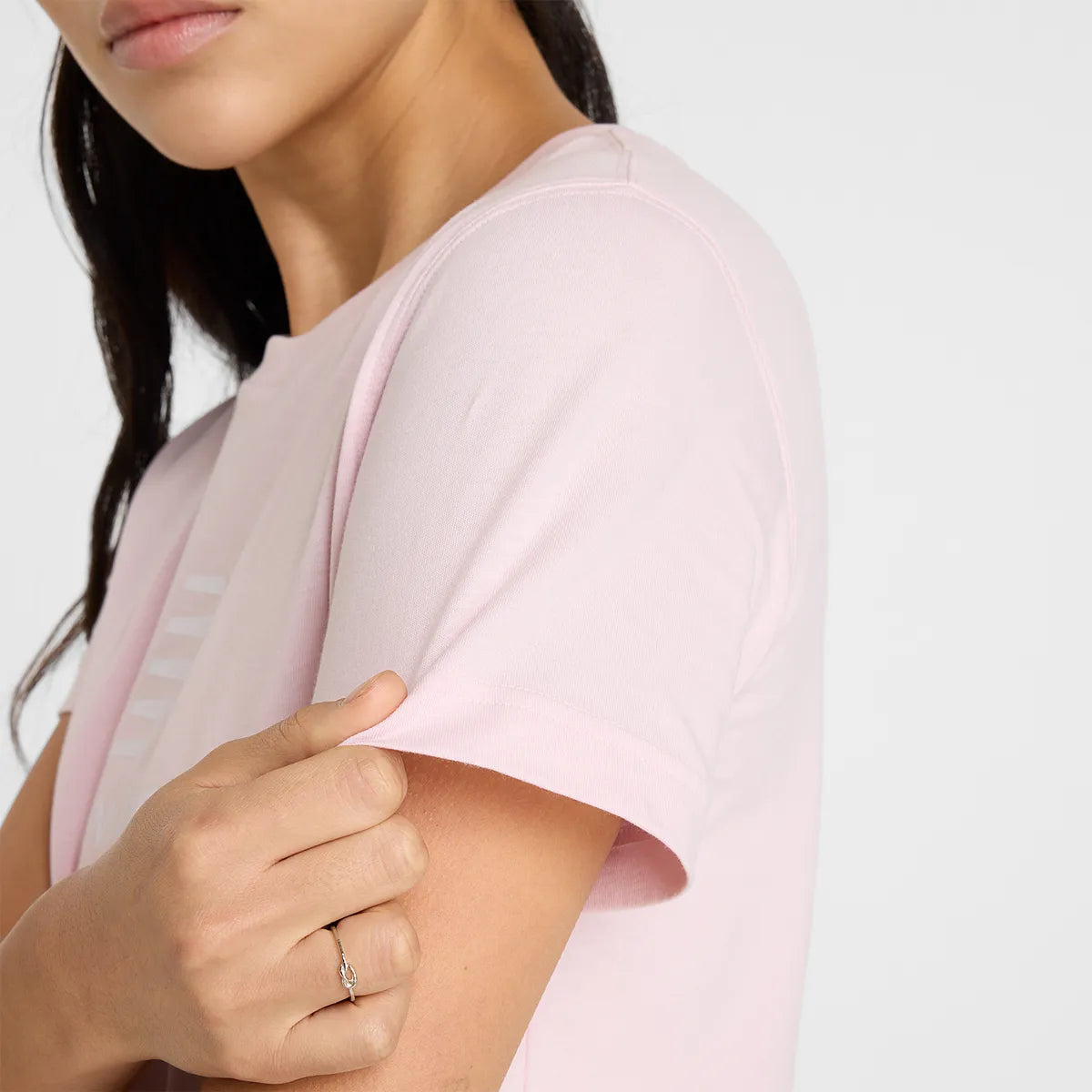 T-SHIRT NEW BALANCE FEMME ESSENTIALS JERSEY LOGO