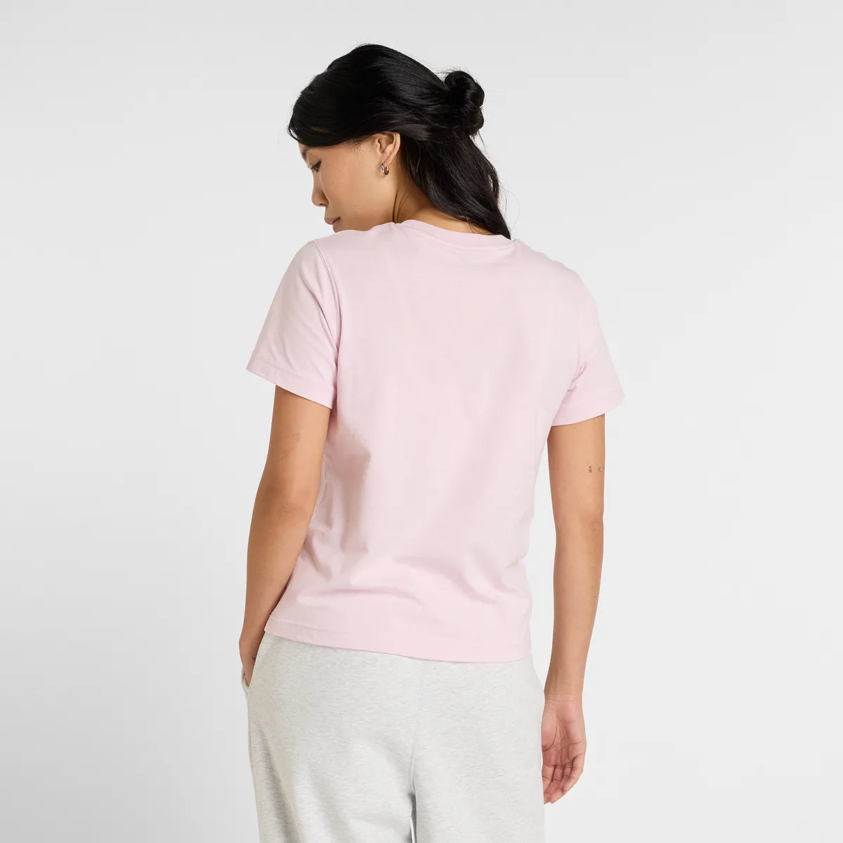 T-SHIRT NEW BALANCE FEMME ESSENTIALS JERSEY LOGO
