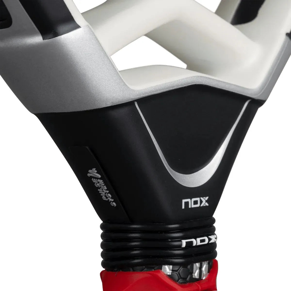 RAQUETTE DE PADEL NOX AT10 GENIUS ATTACK 18K ALUM BY AGUSTIN TAPIA 2026