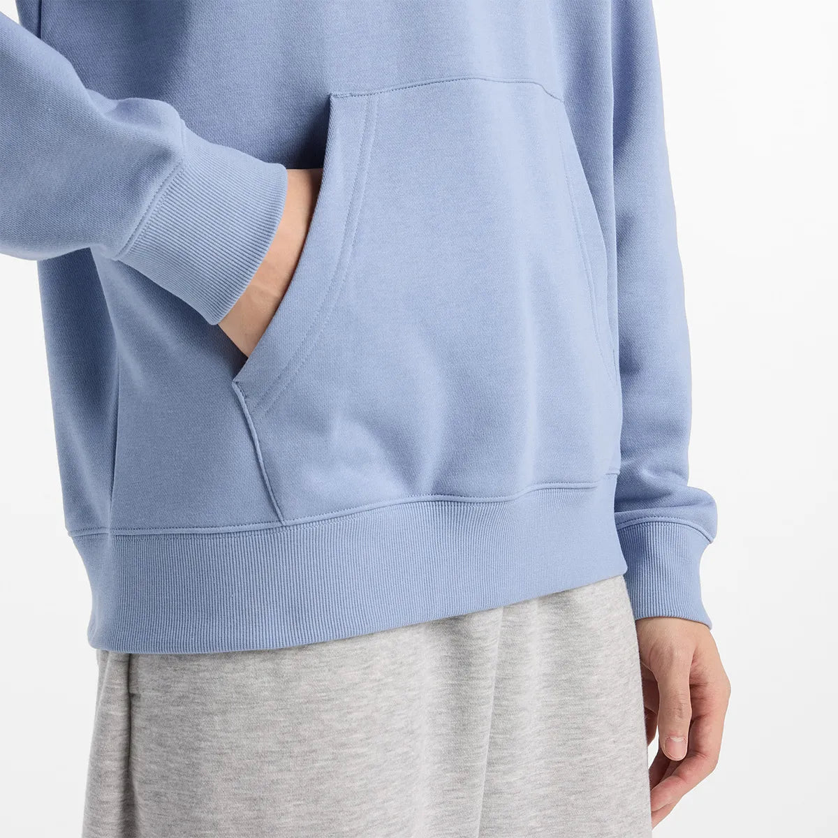 SWEAT NEW BALANCE ESSENTIAL LOGO A CAPUCHE